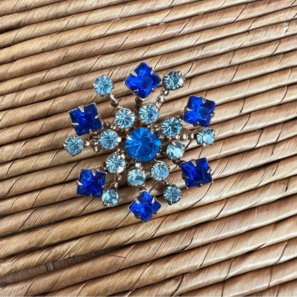 Vintage Atomic Snowflake MCM brooch in shades of blue crystals unmarked